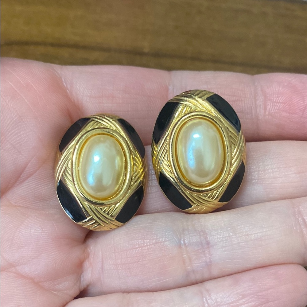 🕸️ Vintage Gold and Black Oval Earrings
